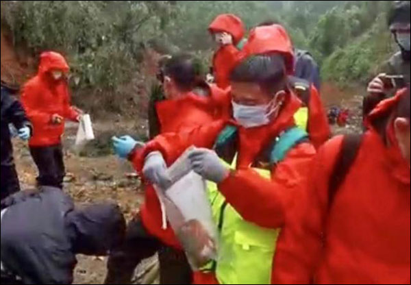 พบซากเครื่องบินและชิ้นส่วนมนุษย์บางส่วน ณ จุดเกิดเหตุเครื่องบินตก