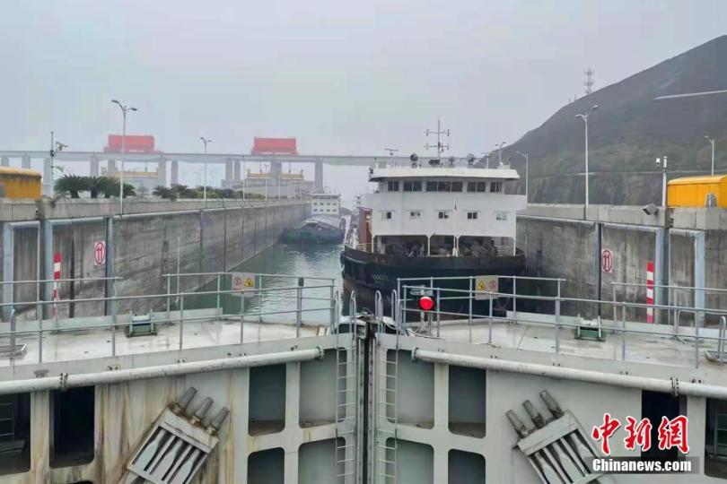 ช่องทางเดินเรือผ่านเขื่อนซานเสียสลับเป็นทางเดียว