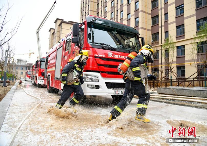 เมืองเจียอวี่กวน“แขนเหล็ก”ช่วยกู้ภัยบนอาคารชั้นสูง