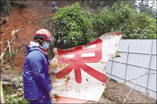 เจ้าหน้าที่และตำรวจดำเนินปฏิบัติการค้นหาตรวจสอบเหตุเครื่องบินตก“21 มีนาฯ”ต่อไป