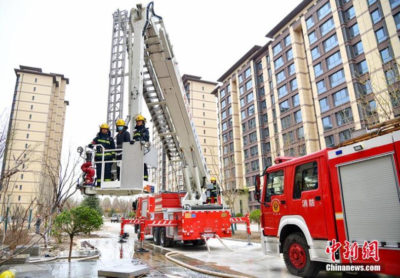 เมืองเจียอวี่กวน“แขนเหล็ก”ช่วยกู้ภัยบนอาคารชั้นสูง