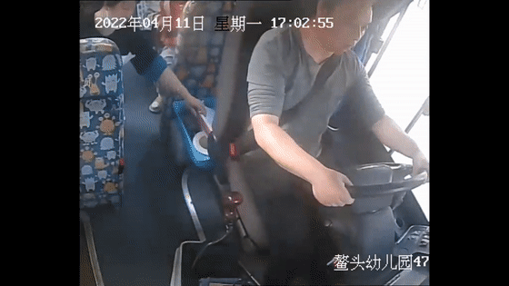 คนขับรถรับส่งเด็กอนุบาลสมองขาดเลือดกะทันหันใช้พลังเฮือกสุดท้ายจอดรถเข้าข้างทาง