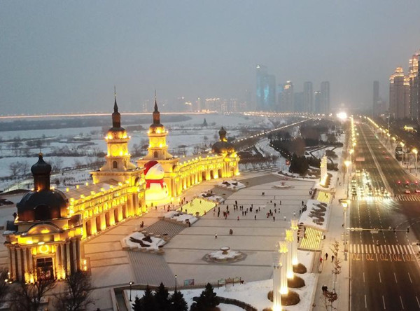 พบกับ“มนุษย์หิมะ”ขนาดยักษ์ริมแม่น้ำซงฮัวที่ฮาร์บิน