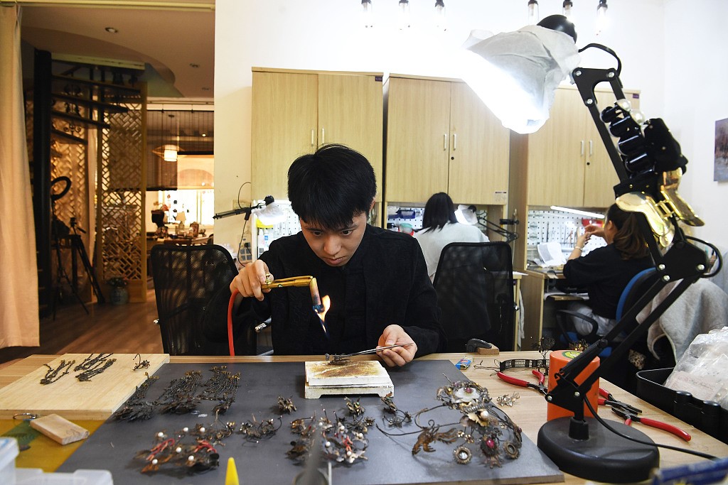 หนุ่มจีนทำเครื่องทองสลักลายจำหน่ายยังต่างชาติ
