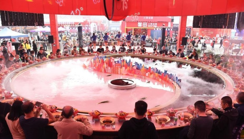 “หม้อไฟยักษ์”ในงานเทศกาลวัฒนธรรมหม้อไฟนครฉงชิ่ง