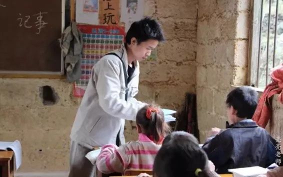 รร.ประถมของหยุนหนานให้รางวัล“ลูกหมู”กับนักเรียนดีเลิศคนละตัว