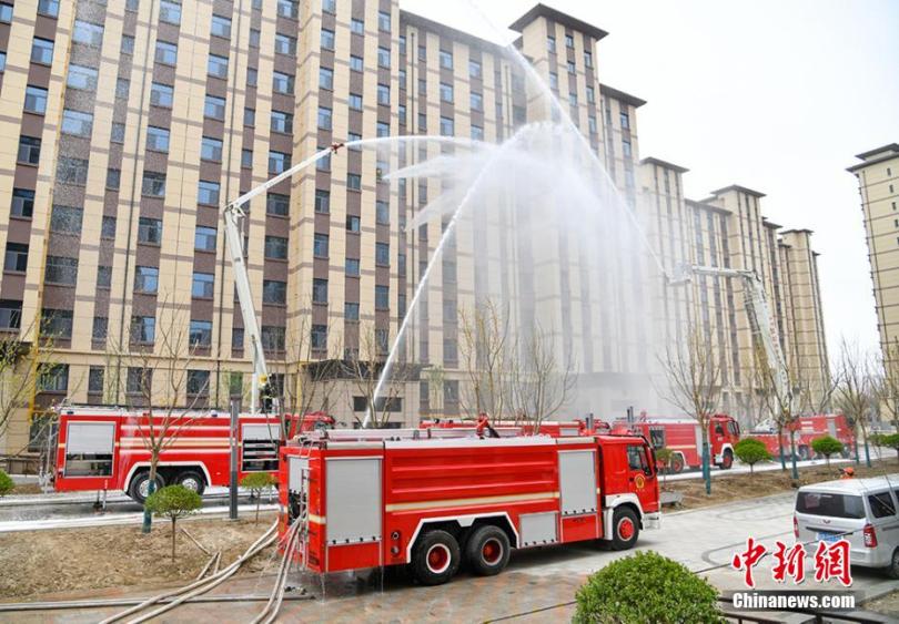 เมืองเจียอวี่กวน“แขนเหล็ก”ช่วยกู้ภัยบนอาคารชั้นสูง