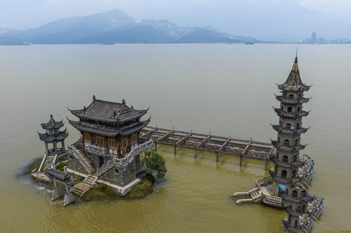 เก๋งจีน “ลั่วซิงตุน”ในทะเลสาบโผหยาง