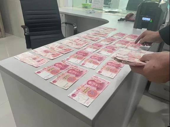 เด็ก 7 ขวบฉีกธนาบัตร 6,000 หยวนเป็นชิ้นๆ เจ้าหน้าที่ธนาคารช่วยประกอบคืนและแลกเป็นเงินใหม่ให้