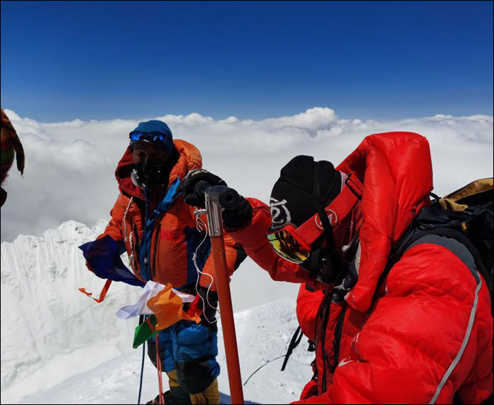 ทีมเจ้าหน้าที่สำรวจของจีนปีนยอดเขาเอเวอเรสต์ได้สำเร็จ