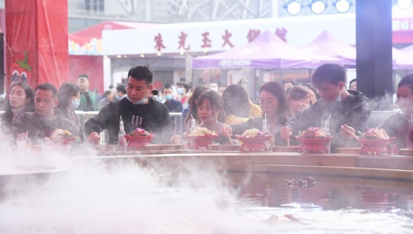 “หม้อไฟยักษ์”ในงานเทศกาลวัฒนธรรมหม้อไฟนครฉงชิ่ง