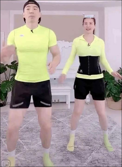 นักร้องเพลงป็อปผันตัวเป็นฟิตเนสเทรนเนอร์ดังทั่วโซเชียลจีน