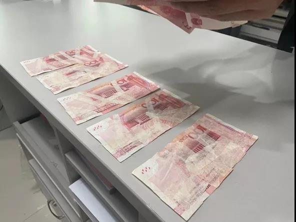 เด็ก 7 ขวบฉีกธนาบัตร 6,000 หยวนเป็นชิ้นๆ เจ้าหน้าที่ธนาคารช่วยประกอบคืนและแลกเป็นเงินใหม่ให้