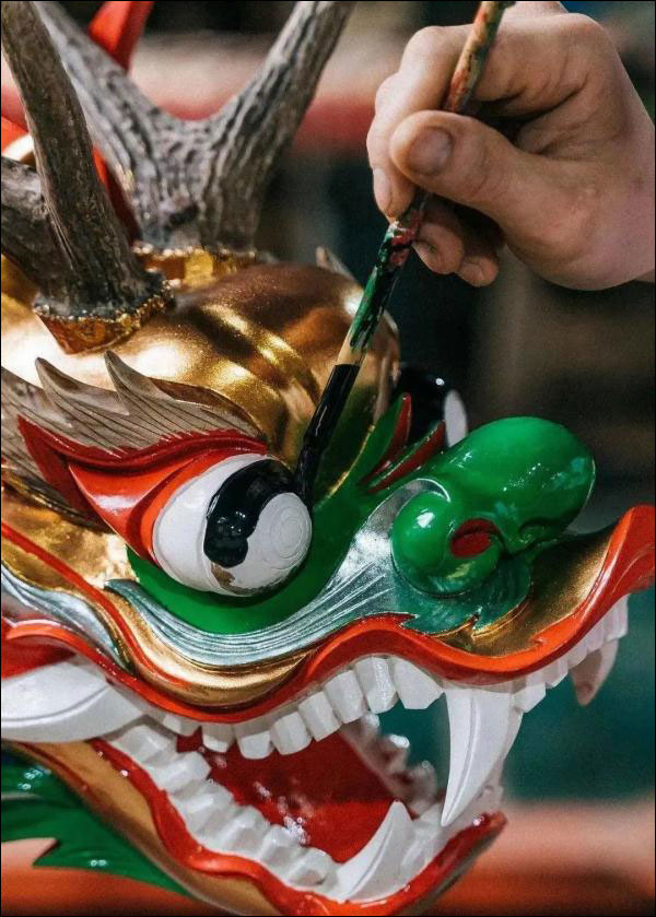 หนุ่มช่างจีนฝีมือเลิศล้ำสร้างหัว-หางเรือมังกร