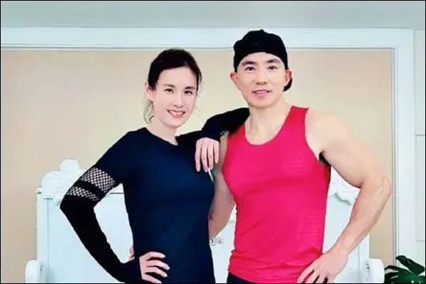 นักร้องเพลงป็อปผันตัวเป็นฟิตเนสเทรนเนอร์ดังทั่วโซเชียลจีน