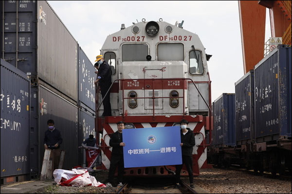 รถไฟบรรทุกสินค้าจีน-ยุโรปขบวนแรกเดินทางถึงเซี่ยงไฮ้