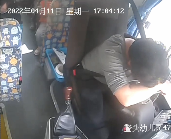 คนขับรถรับส่งเด็กอนุบาลสมองขาดเลือดกะทันหันใช้พลังเฮือกสุดท้ายจอดรถเข้าข้างทาง