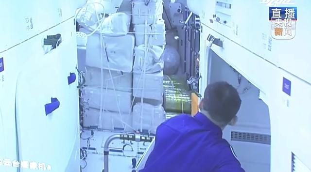 นักบินอวกาศจากยาน“เสินโจว-14”เข้าสู่ยานบรรทุกสัมภาระอย่างราบรื่น