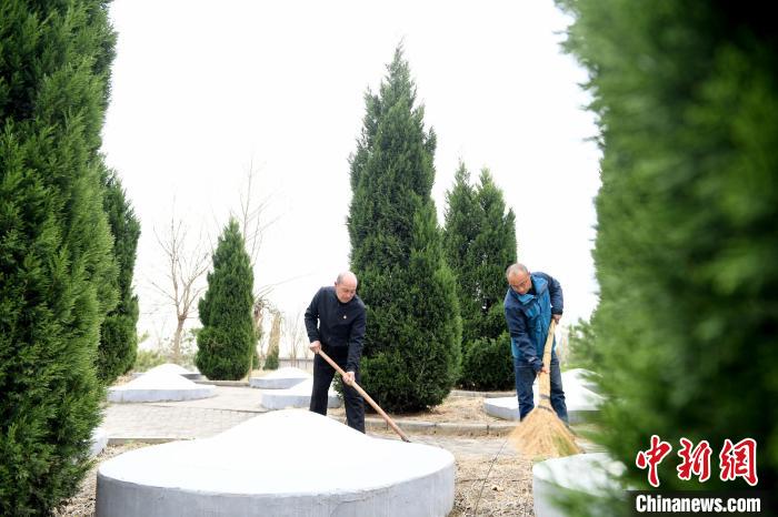 เมืองฝู่เฉิง มณฑลเหอเป่ยพ่อลูกสองคนดูแลสุสารของผู้พลีชีพ 88 คนตลอด 80 ปี