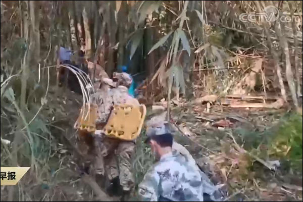 หลิวเฮ่อ หวังหย่งไปเมืองอู๋โจวชี้นำงานกู้ภัยเครื่องบินตกและตรวจหาสาเหตุ