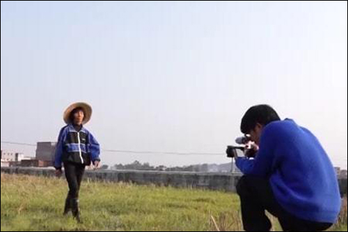 หนุ่มกวางตุ้งพาคุณย่าวัย 70 ปี ถ่ายภาพวิถีชีวิต คุณภาพระดับโลก