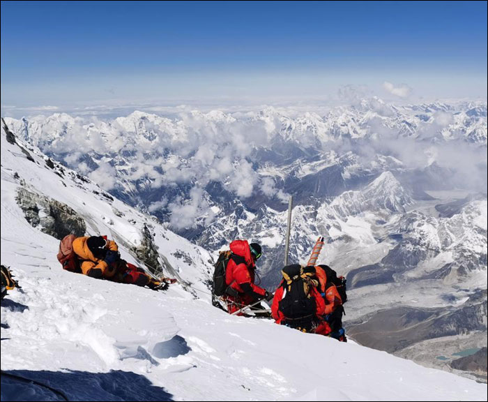 ทีมเจ้าหน้าที่สำรวจของจีนปีนยอดเขาเอเวอเรสต์ได้สำเร็จ