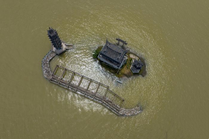 เก๋งจีน “ลั่วซิงตุน”ในทะเลสาบโผหยาง
