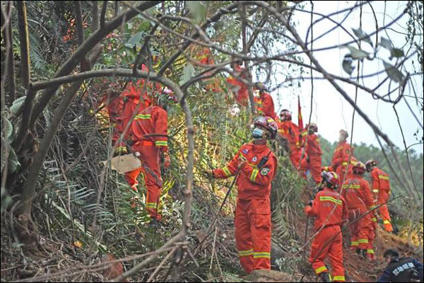พบซากเครื่องบินและชิ้นส่วนมนุษย์บางส่วน ณ จุดเกิดเหตุเครื่องบินตก