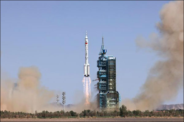 จีนส่งยานอวกาศพร้อมมนุษย์“เสินโจว-14”ด้วยความสำเร็จ