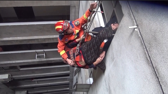 น่าหวาดเสียว! คนชราวัย 74 ปีพลัดตกระเบียงห้อยค้างบนตึกสูง