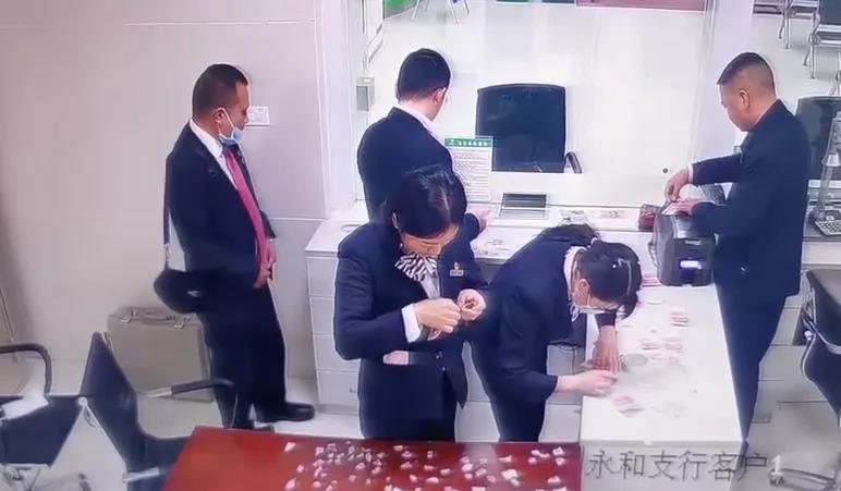 เด็ก 7 ขวบฉีกธนาบัตร 6,000 หยวนเป็นชิ้นๆ เจ้าหน้าที่ธนาคารช่วยประกอบคืนและแลกเป็นเงินใหม่ให้