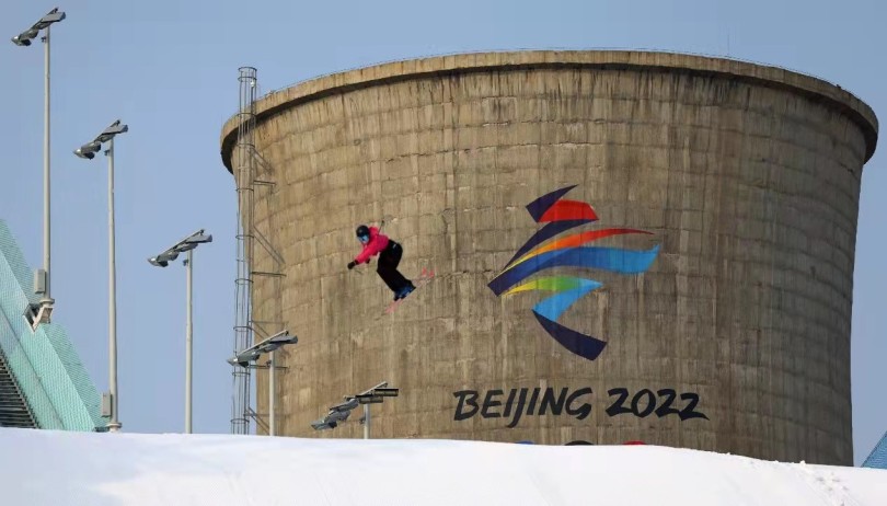 สื่อสหรัฐฯ รายงานปักกิ่งใช้ปล่องไฟโรงเหล็กเก่าเป็นฉากหลังส่งนักสกีโอลิมปิกขึ้นสนามแข่ง