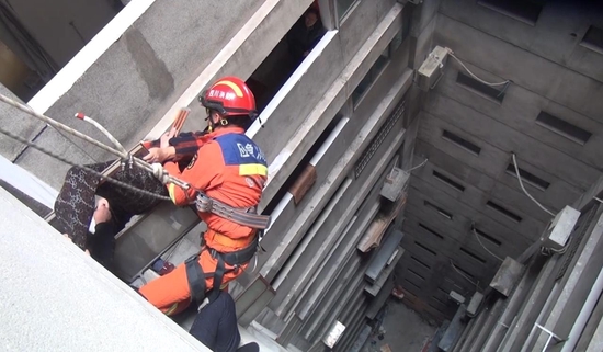 น่าหวาดเสียว! คนชราวัย 74 ปีพลัดตกระเบียงห้อยค้างบนตึกสูง