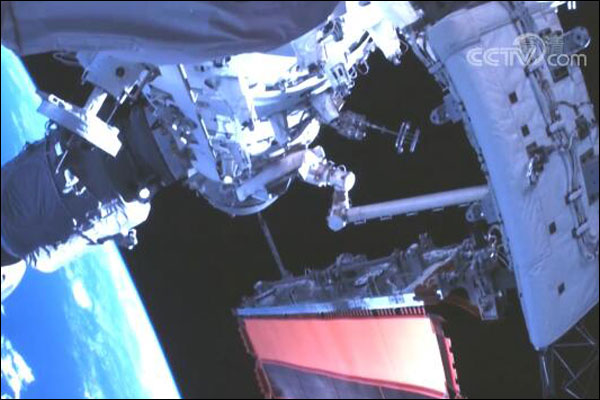 ทดลองเคลื่อนย้ายตำแหน่งยานขนส่งเสบียงด้วยแขนหุ่นยนต์ของสถานีอวกาศสำเร็จด้วยดี