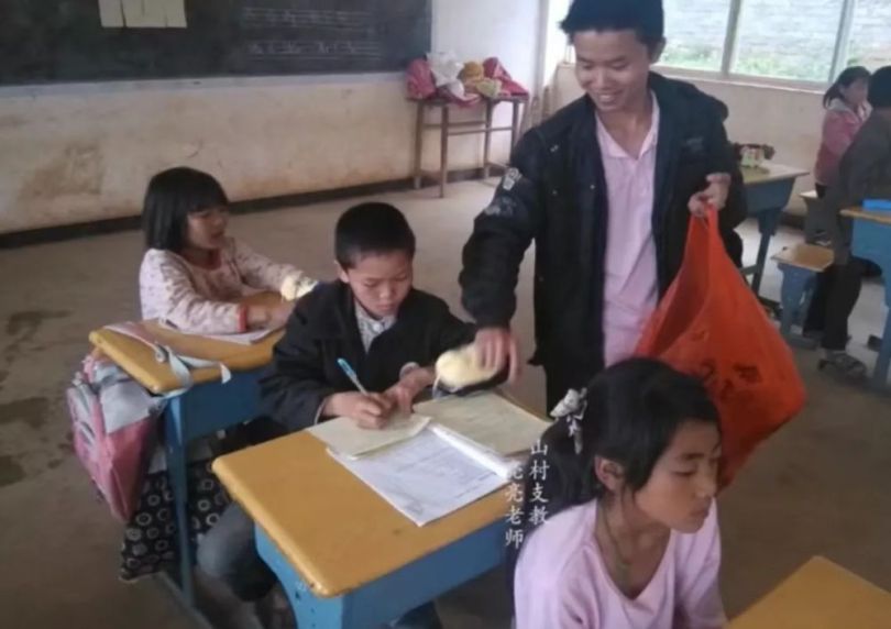 รร.ประถมของหยุนหนานให้รางวัล“ลูกหมู”กับนักเรียนดีเลิศคนละตัว