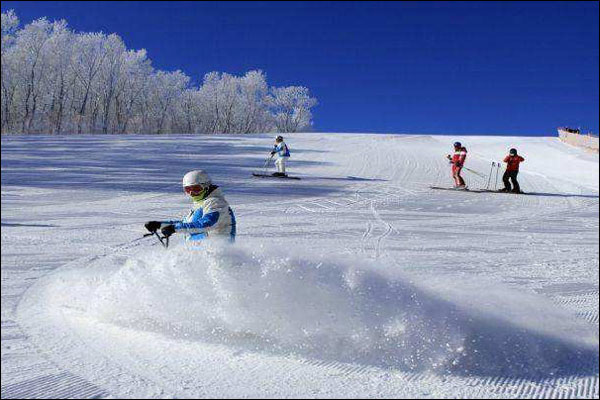 “สถิติกับโลก”: 390,000 ล้านหยวน-อุตสาหกรรมการท่องเที่ยวน้ำแข็งและหิมะของจีนเข้าสู่ช่วงเร่งการพัฒนา