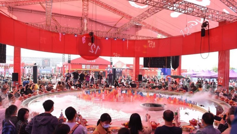 “หม้อไฟยักษ์”ในงานเทศกาลวัฒนธรรมหม้อไฟนครฉงชิ่ง