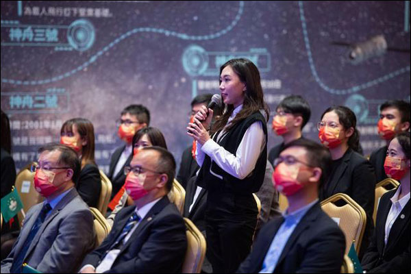 นักบินอวกาศจีนสนทนากับนักศึกษาปักกิ่ง ฮ่องกง มาเก๊าวันปีใหม่
