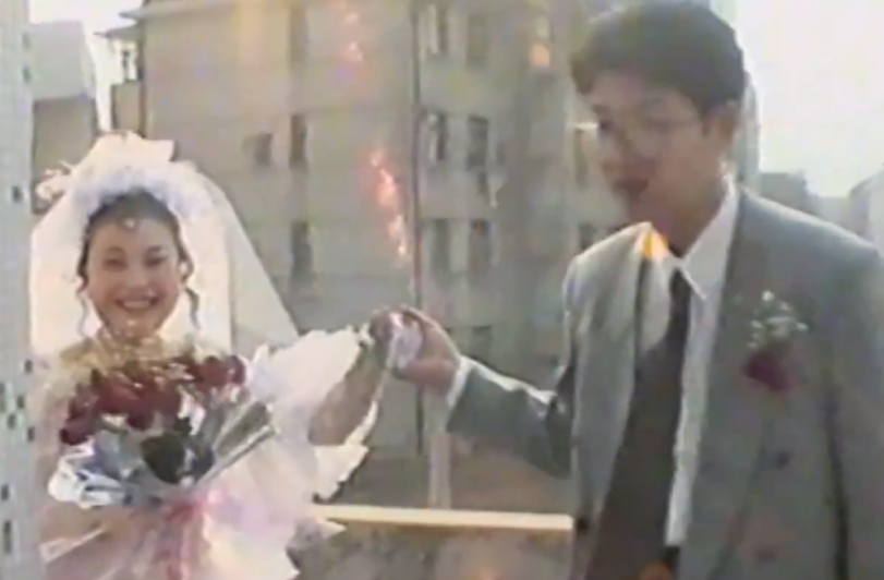 สาวเลียนแบบแม่สวมชุดแต่งงานเมื่อ 25 ปีที่แล้ว