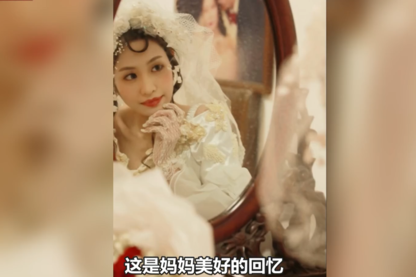 สาวเลียนแบบแม่สวมชุดแต่งงานเมื่อ 25 ปีที่แล้ว