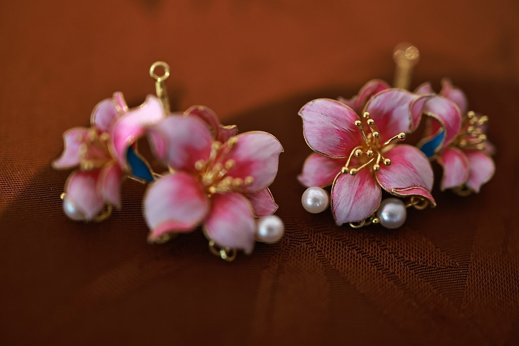 หนุ่มจีนทำเครื่องทองสลักลายจำหน่ายยังต่างชาติ